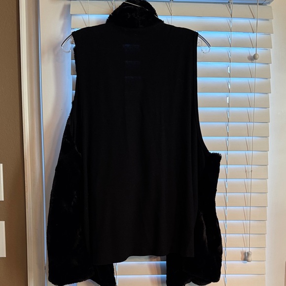Karen Kane Elegant Black Faux Fur Vest w/cotton back - Picture 6 of 7